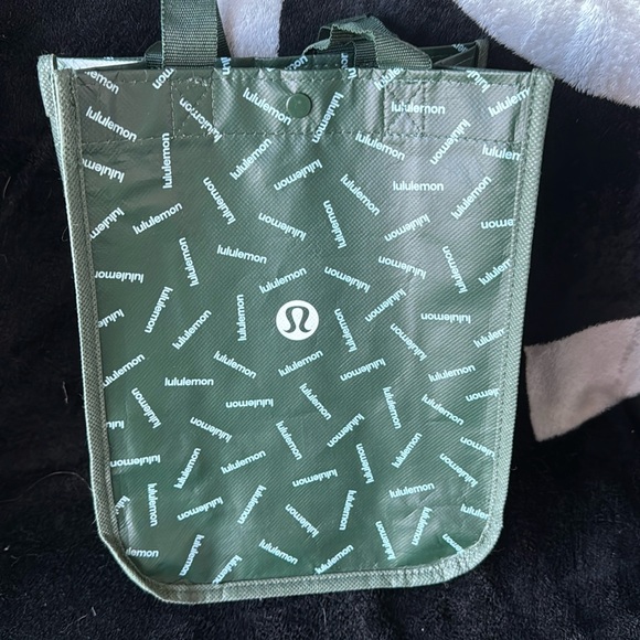 Free bag with Lululemon purchase today only during mylive show ❤️